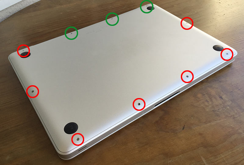 MacBook Pro - Skruva ur skrivar - Öppna datorn